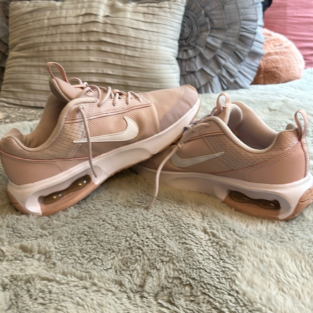 Pink & white Nike Air Max INTRLK Lite 2